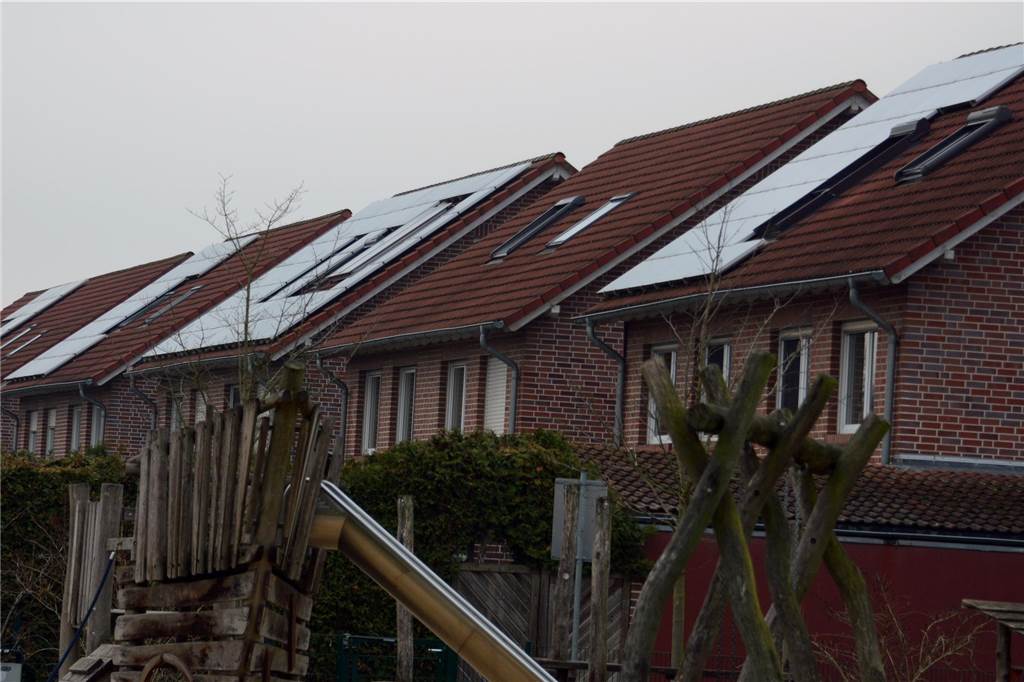 Lünen verfolgt Klimaziele und lädt erneut zum Solarspaziergang ein Laut Lünens Klimaschutzmanagerin Sandra Osowski bieten in Lünen Fotovoltaikanlagen auf Dachflächen das größte Potenzial zum Ausbau erneuerbarer Energien. (Symbolbild)