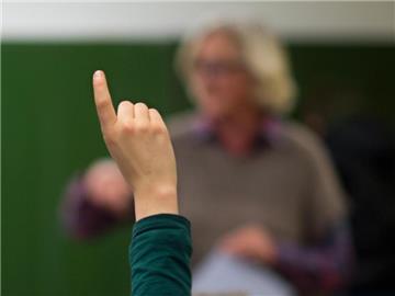 Laut neuester Allensbach-Studie geben Lehrer Eltern eine wertvolle Orientierung in schwierigen Bildungs- und Erziehungsfragen. Foto: Julian Stratenschulte/Archiv