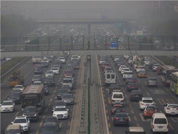 Laut offiziellen Angaben konnte der besonders gefährlichem Feinstaub in Peking im vergangen Jahr um 5 Prozent reduziert werden. Foto: Wu Hong