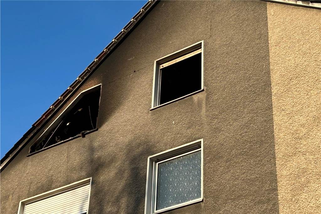 Verzweifelte Mutter: Angst nach dem Brand und Schimmel an den Wänden Fenster einer ausgebrannten Wohnung.