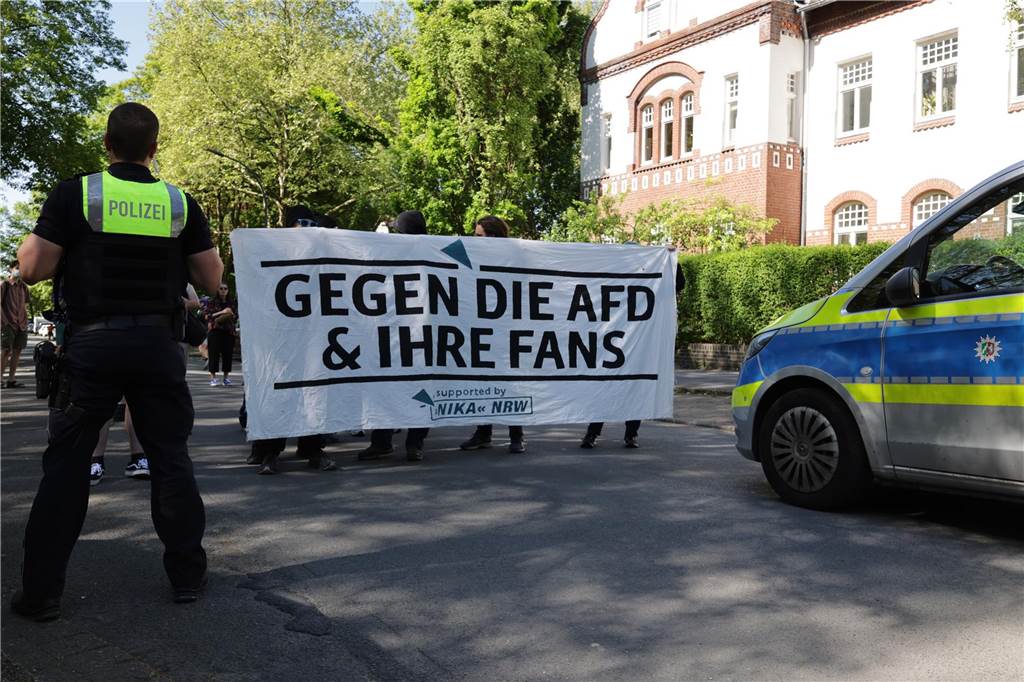 Laut Polizeiangaben haben etwa 30 Personen aus dem linken Spektrum gegen den AfD-Besuch protestiert.