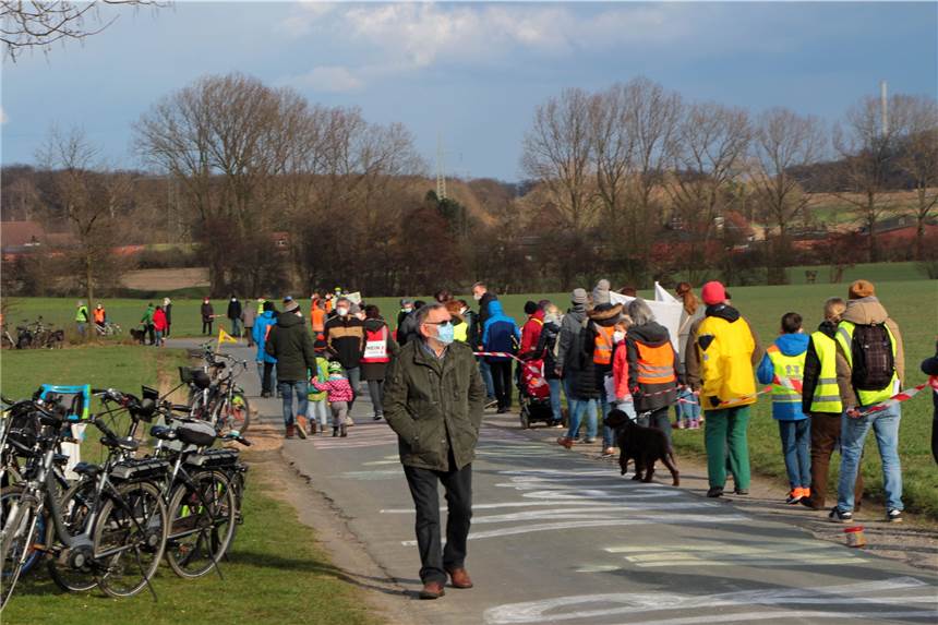 Partei: „Niemand hat die Absicht, eine Erdölraffinerie nach Werne zu holen“ Laut Polizeiangaben nahmen rund 500 Leute an einer der Protest-Aktionen gegen das geplante Industriegebiet teil. Die Politik hatte sich größtenteils für das Projekt ausgesprochen.