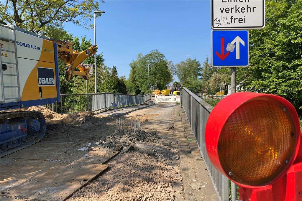 Plötzliche Sperrung der kleinen Brücke am Kirschbaumsweg sorgt für Ärger: „Ein Unding“ Laut SEG muss an der kleinen Brücke eine Behelfsbrücke gebaut werden, damit man mit schwerem Gerät zur großen Eisenbahnbrücke (im Hintergrund) gelangen kann.