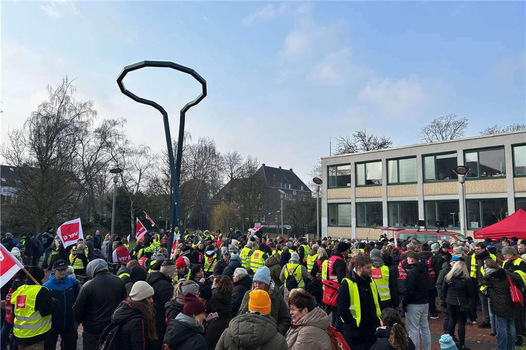Viele Menschen, teilweise in gelben Westen und mit Fahnen, stehen auf dem Europaplatz in Lünen.