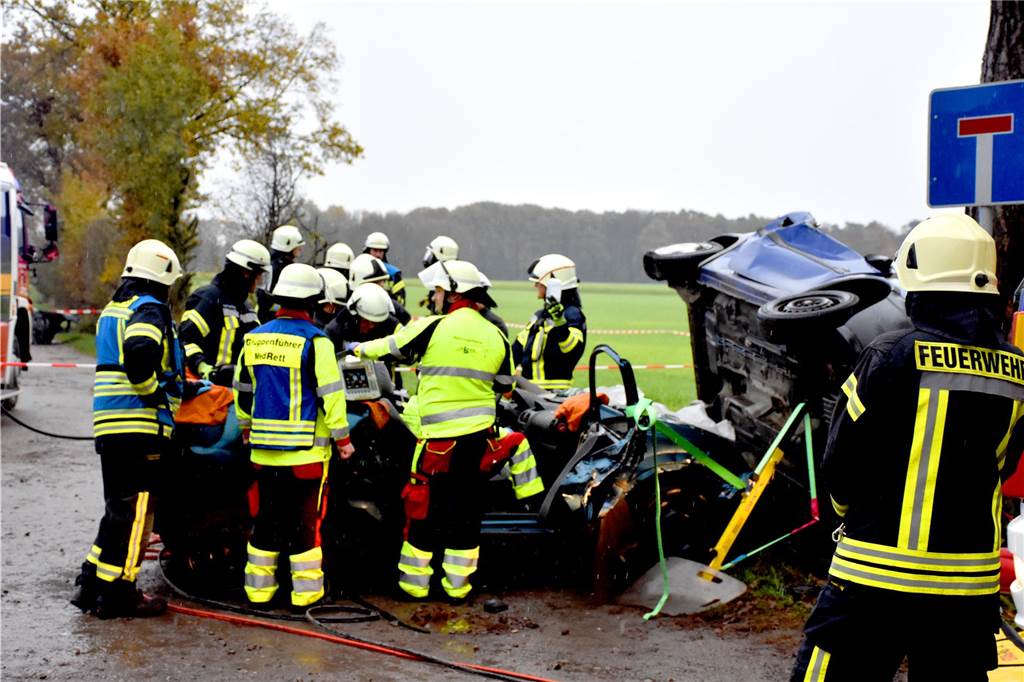 Laut Simulation waren nahe eines Hofs im Hessinghook bei einer Verfolgungsjagd mit dem Zoll mehrere Drogendealer verunglückt. 