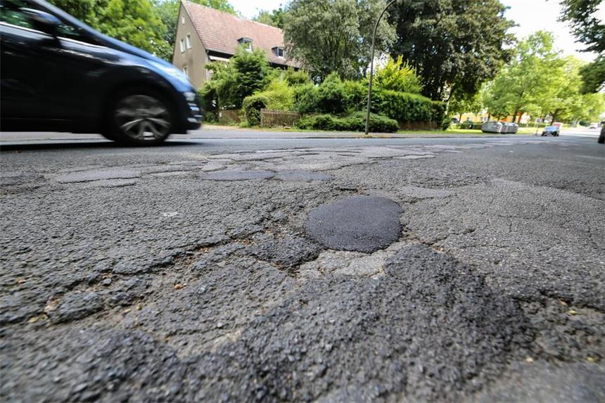 So erklärt die Stadt die besseren Noten für Dortmunds Straßen Laut Stadt Dortmund hat sich der Zustand der Preußischen Straße in Eving zwischen der Deutschen Straße und der Osterfeldstraße innerhalb von fünf Jahren von der Note 3 auf Note 2 verbessert; dort gebe es keine Renovierungsbedürftigkeit.