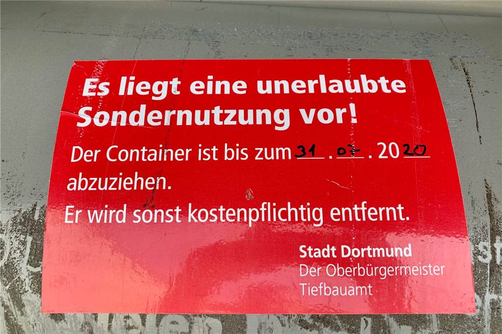 Müll und Uringestank: Nur 500 Meter vom Phoenix-See verkommt ein Platz Laut Stadt sollte der illegale Container schon lange entfernt sein.