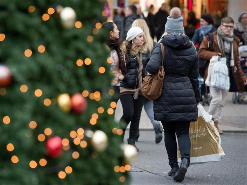 Der Kaufrausch vor dem Fest Laut Umfragen werden die Deutschen in diesem Jahr zwischen 239 und 477 Euro pro Kopf für Weihnachtsgeschenke ausgeben. Foto: Bernd von Jutrczenka