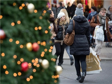 Laut Umfragen werden die Deutschen in diesem Jahr zwischen 239 und 477 Euro pro Kopf für Weihnachtsgeschenke ausgeben. Foto: Bernd von Jutrczenka