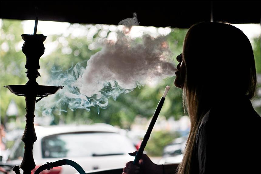 Laut Weltgesundheitsorganisation WHO wird an einer Shisha im Schnitt 20 bis 80 Minuten geraucht. Währenddessen wird der Qualm von vergleichbar rund 100 Zigaretten inhaliert.