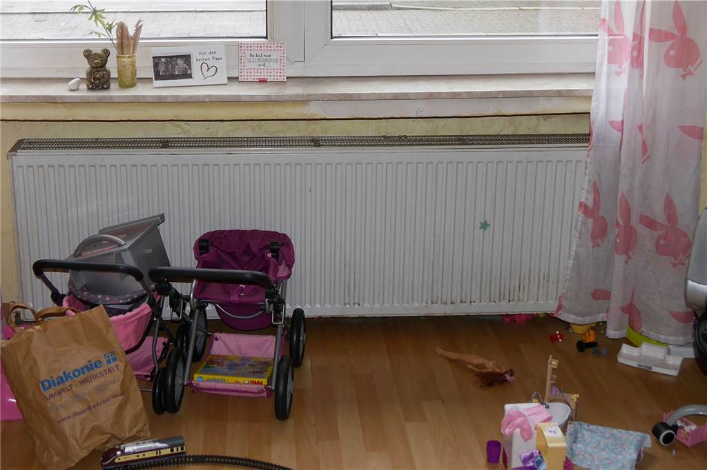 Kühlschrank-Wohnung der Familie Peters: Jetzt schalten sich die Behörden ein Laut Wohnraumstärkungsgesetz NRW ist eine funktionierende Heizung eine Mindestanforderung. Die Heizkörper in der Wohnung der Familie Peters sind seit Monaten kalt.