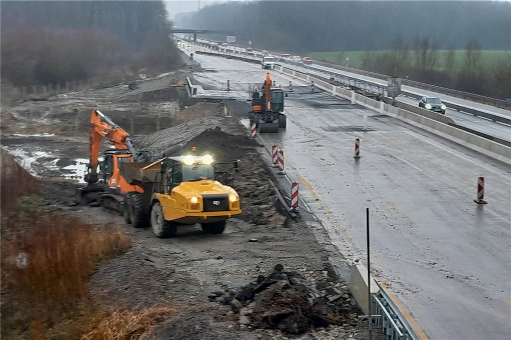 Laute Geräusche, eine Art Knallen und Knattern, haben den Spaziergang begleitet. Vielleicht der Poltergeist? Nein, es sind die Arbeiten an der Autobahn A1. 
