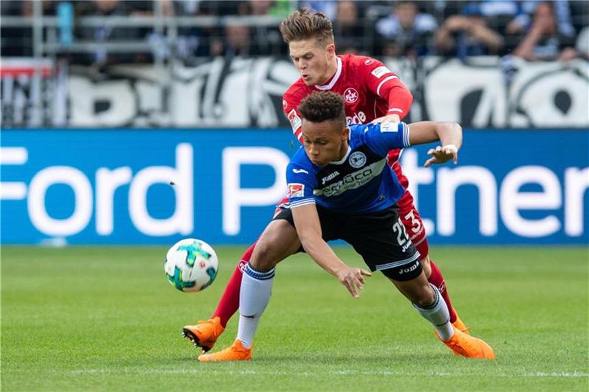 2:3 in Bielefeld: Lautern erstmals in Liga drei abgestiegen Lauterns Joel Abu Hanna (hinten) und Bielefelds Roberto Massimo kämpfen um den Ball. Foto: Guido Kirchner