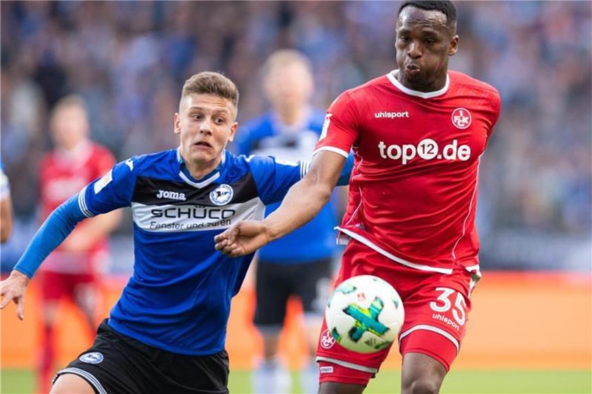 3:2-Sieg: Klos lässt Bielefeld mit spätem Tor jubeln Lauterns Osayamen Osawe (r) und Bielefelds Can Hayri Özkan kämpfen um den Ball. Foto: Guido Kirchner
