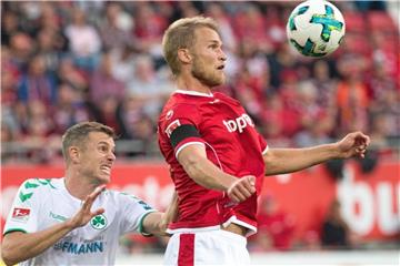 Lauterns Sebastian Andersson (r) kommt vor Fürth-Spieler Richard Magyar an den Ball. Foto: Thorsten Wagner