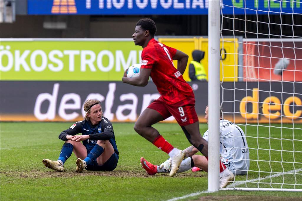 Fußball: 2. Bundesliga, SC Paderborn 07 - 1. FC Kaiserslautern, 26. Spieltag, Home Deluxe Arena: Paderborns Felix Götze (l) und Paderborns Torwart Manuel Riemann reagieren nach dem Lauterer Tor zum 3:2, während Lauterns Torschütze Ragnar Ache jubelt. +++ dpa-Bildfunk +++