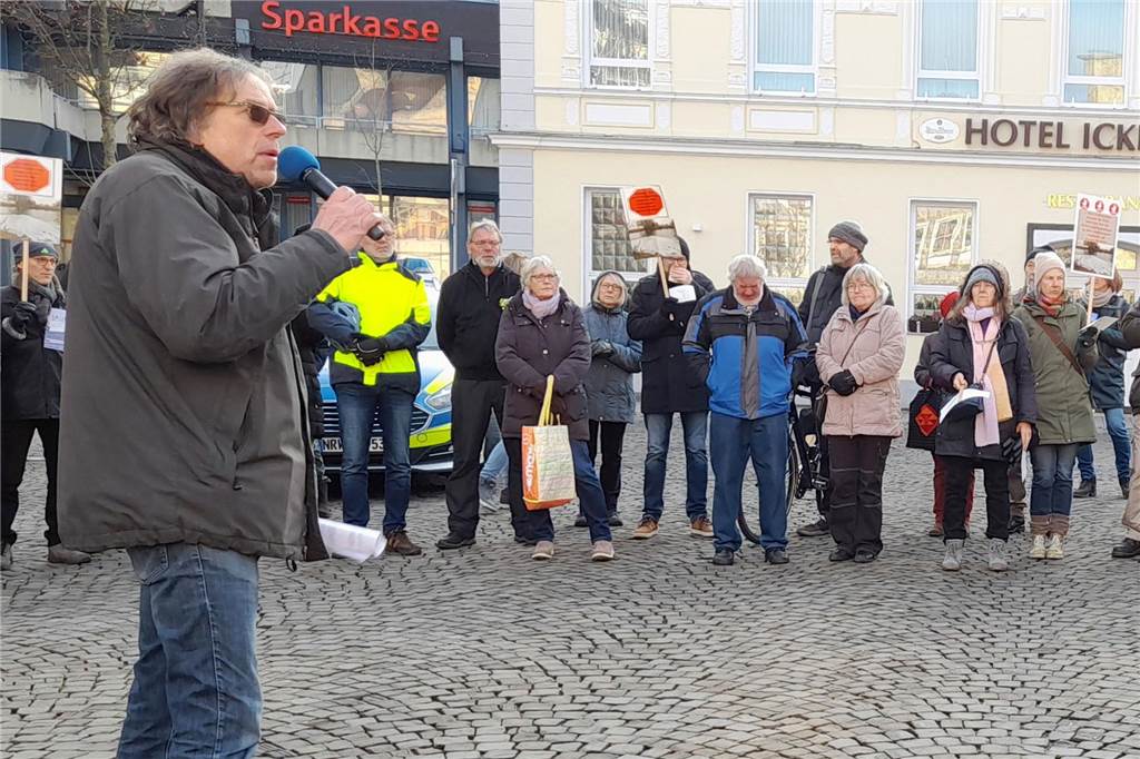 Clemens Overmann und einige Mitstreiter demonstrieren auf dem Werner Marktplatz gegen die Pläne der RAG 