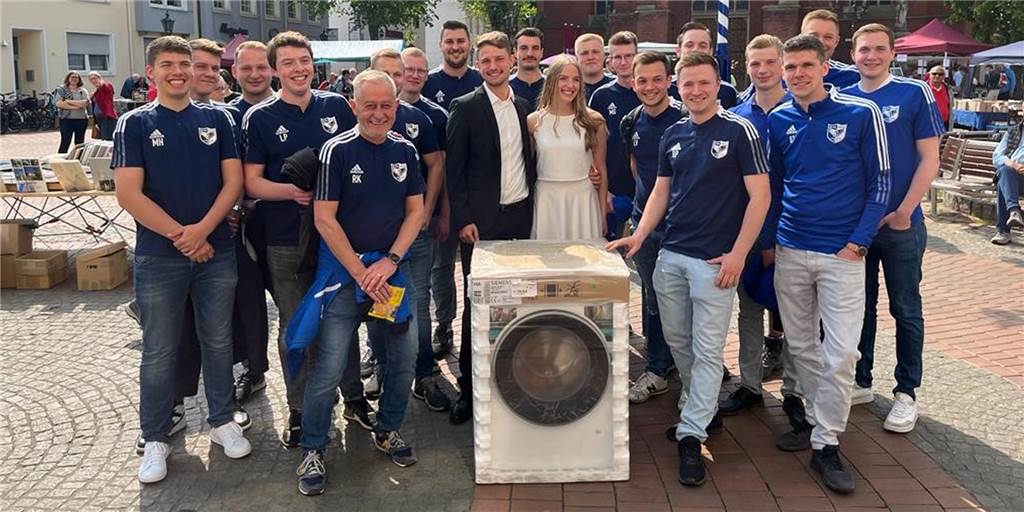 Erst Hochzeit, dann Abstiegskampf mit Lavesum: „Ich war vorbereitet“ Lavesums Spieler und Trainer René Kownatka empfingen Teamkollege Xaviér Sachweh und seine Partnerin nach ihrer standesamtlichen Hochzeit mit einer Waschmaschine als Geschenk.