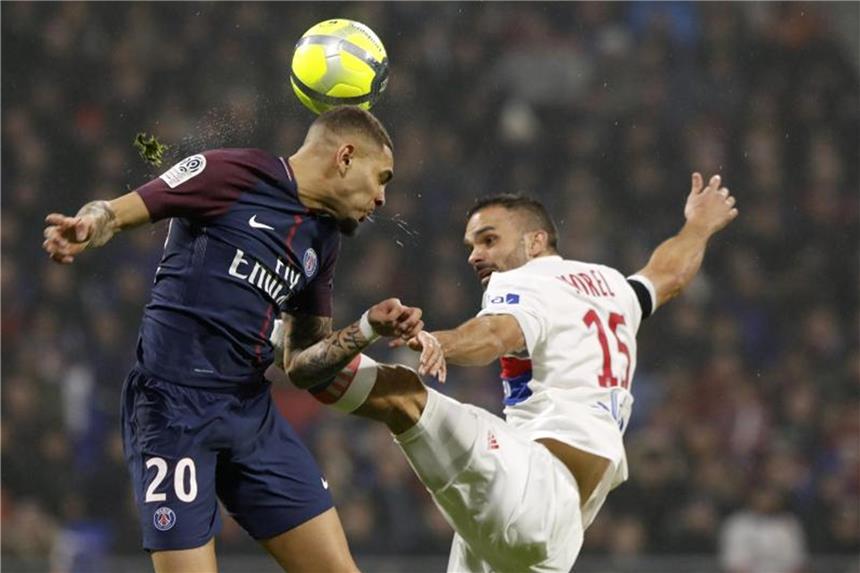 Ohne Neymar: Paris kassiert zweite Saisonpleite Layvin Kurzawa (l.) im Duell mit Jeremy Morel. Foto: Laurent Cipriani