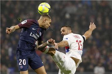 Layvin Kurzawa (l.) im Duell mit Jeremy Morel. Foto: Laurent Cipriani
