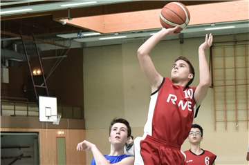 Lazar Todorovic (am Ball) und die U16 des Castrooper BC wollen hoch hinaus. 