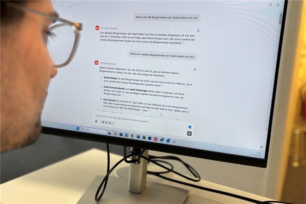 Französische KI „Le Chat“ gibt kuriose Geheimtipps für Touristen Ein Mann schaut auf einen Computerbildschirm. Darauf zu sehen ist eine Unterhaltung mit einem KI-Assistenten