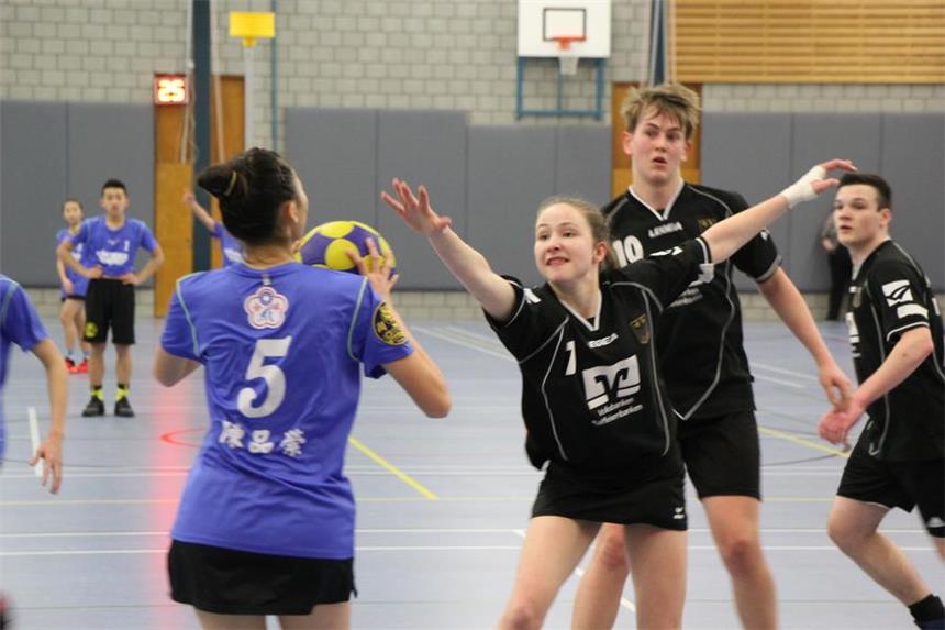 U17-Auswahl muss sich in Rotterdam beweisen Lea Heinzel (3.v.r.) spielt für den Schweriner KC.