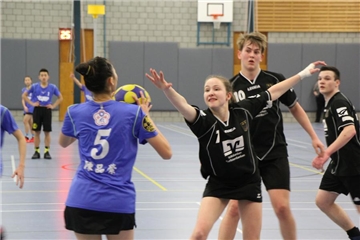 Lea Heinzel (3.v.r.) spielt für den Schweriner KC.