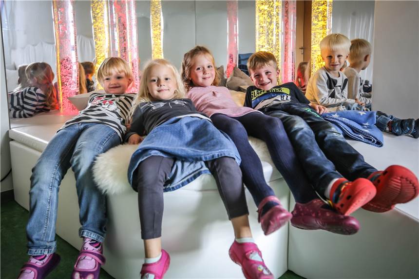 Der Bildungsscheck des Lensing Media Hilfswerks macht Bildung gemütlich Lea, Ida, Lara-Marie, Moritz und Felix im Snoezelen-Raum, der über einen Bildungsscheck mitfinanziert wurde