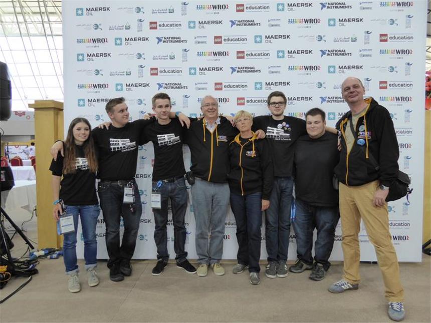 Schüler holen Platz Vier bei Roboterolympiade Lea Jehn (Teilnehmer) Hendrik Buschhaus (technischer Assistent), Tim Luhmann (Teilnehmer), Klaus Müller (Assistent), Gabriele Kordel (Coach), Pascal Höhnel (Teilnehmer), Jannik Buschhaus (Assistent) und Dr. Uwe Heckers (Lehrer) freuen sich über den Erfolg.