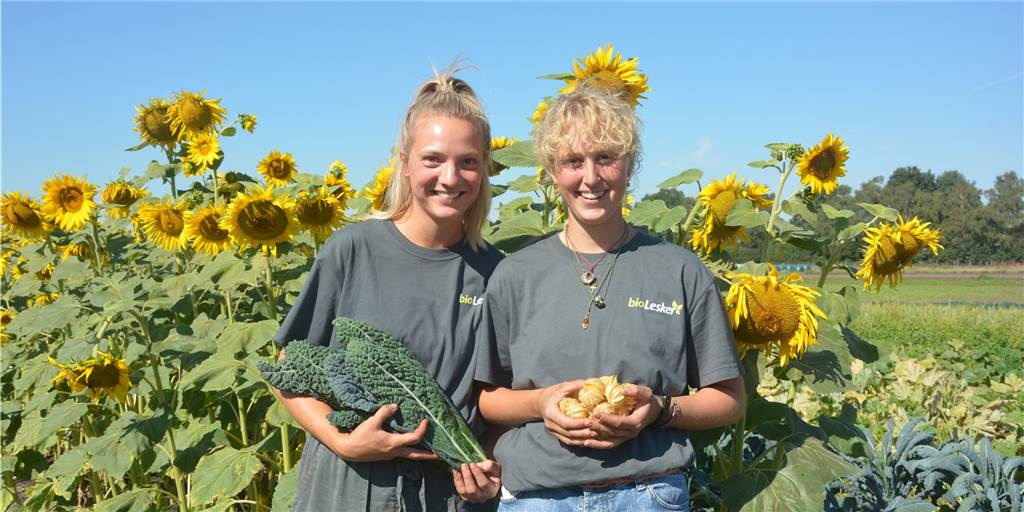 Bio Lesker setzt auf Market Gardening und auf außergewöhnliches Gemüse Lea Mußenbrock (l.) und Eileen Cornelis zeichnen bei Bio Lesker für das Market Gardening verantwortlich. Dort wachsen unter anderem Schwarzkohl und auch Physalis.