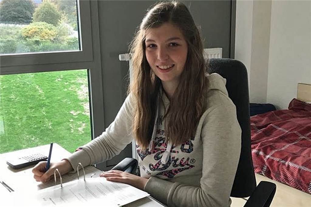 Für Emma Brinkmann geht es ein Jahr nach dem Abschluss auf die griechische Insel Tinos Lea Real macht eine Ausbildung zur Finanzwirtin.