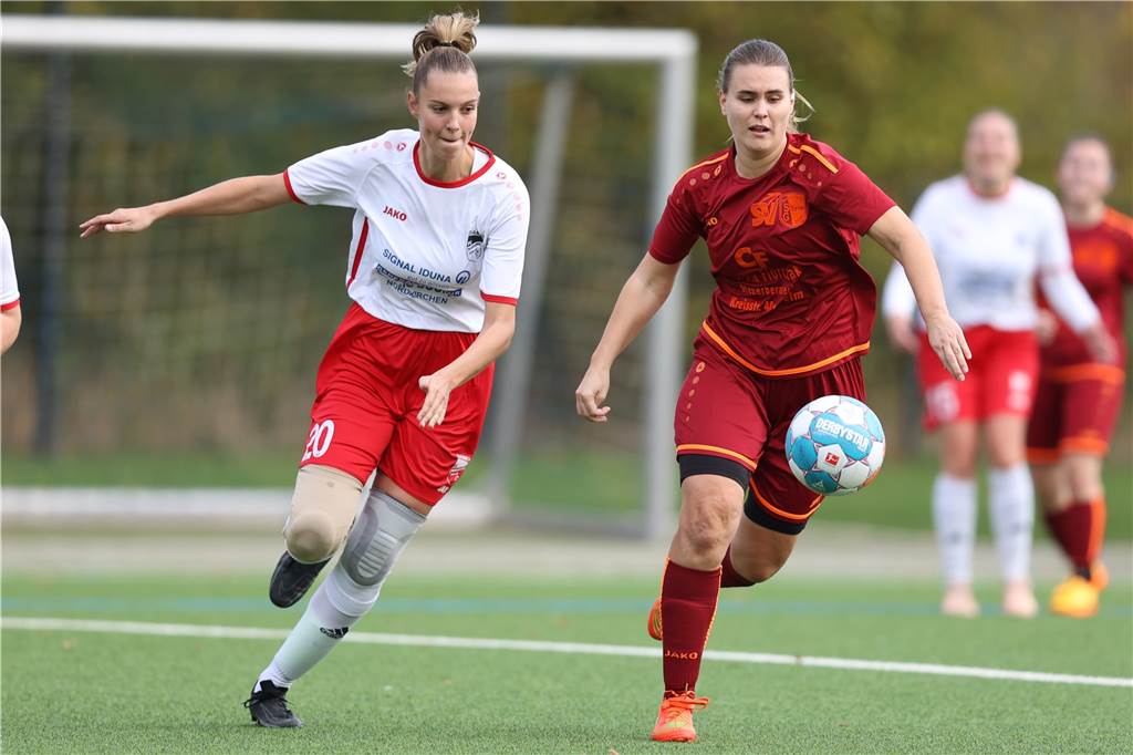 Highlights des Jahres: Zwei Aufstiege, Rettung in letzter Sekunde und Spiel gegen den BVB Lea Rengshausen (l.) unterlag im Derby mit dem FC Nordkirchen gegen die SG Selm/Südkirchen, für die Vivien Charizanis (r.) den entscheidenden Treffer erzielte.