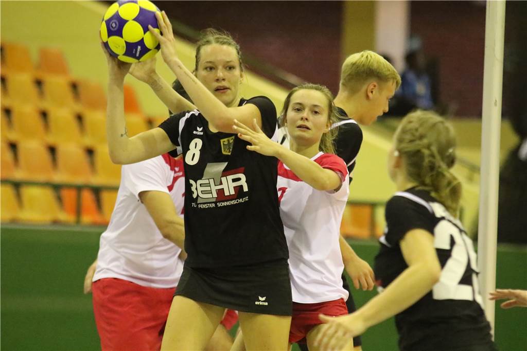 Nationalmannschaft möchte vor EM in Castrop-Rauxel trainieren - Stadt sucht nach Lösung Lea Sander (am Ball) vom KV Adler Rauxel ist Spielführerin der deutschen Korfball-Nationalmannschaft.