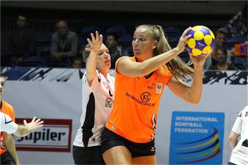 Johanna Treffts schenkt Gastgebern drei Mal ein Lea Sander (links) vom KV Adler Rauxel gehörte im EM-Spiel gegen Titelverteidiger Niederlande am Sonntag zur Start-Aufstellung.