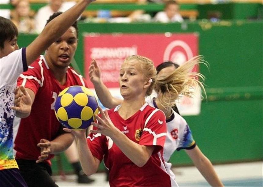 Deutschland unterliegt den Niederlanden im Halbfinale Lea Witthaus (am Ball) vom Schweriner KC, hier im Zusammenspiel mit Senga Grün (2.v.l.), und die deutsche U23-Nationalmannschaft hatte im WM-Halbfinale gegen die Niederlande deutlich mit 2:20 das Nachsehen.