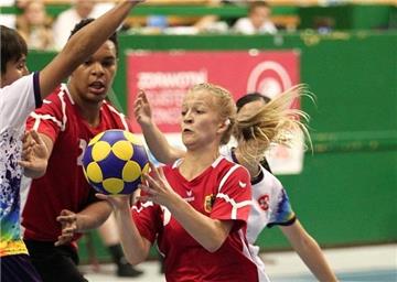 Lea Witthaus (am Ball) vom Schweriner KC, hier im Zusammenspiel mit Senga Grün (2.v.l.), und die deutsche U23-Nationalmannschaft hatte im WM-Halbfinale gegen die Niederlande deutlich mit 2:20 das Nachsehen.