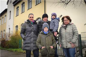 Leben gerne in Beckinghausen, auch wenn es hier an vielem mangelt - und zu allem Überfluss auch die alte Schule (hinten) längst geschlossen ist (v.l.): Julia, Alexander, Ingo und Lukas Steinfort mit Magdalene Kleinwegener.