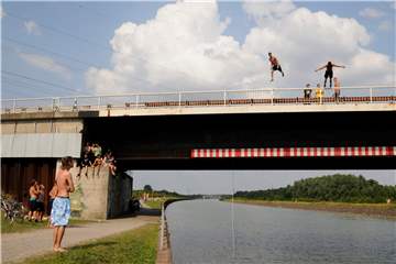 Lebensgefährlich und verboten: das Springen von Brücken in den Wesel-Datteln-Kanal.