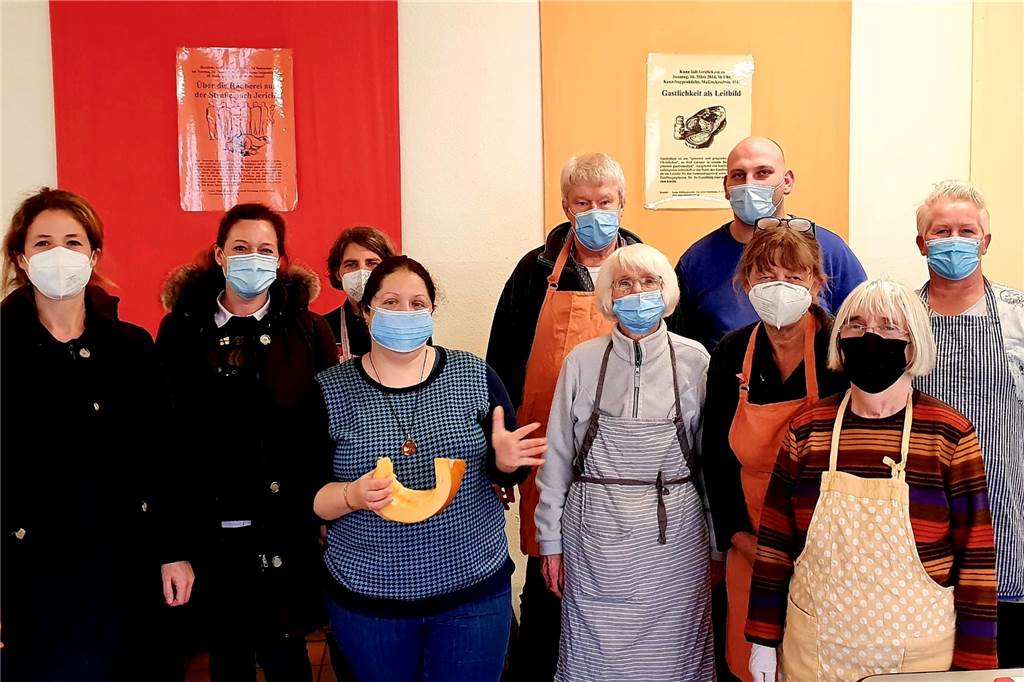Verständnis für „Weihnachtsflair“-Absage und Hilfe für Nordstadt Lebensmittel, die für die "Weihnachtsflair" angeschafft worden waren, überreichten Mireta Freifrau zu Knyphausen und Mitarbeiterin Stephanie Streit-Boudon (v.l.) an die Ehrenamtlichen der Kana-Suppenküche.