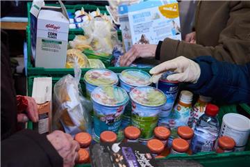 Lebensmittel werden bei der Essensausgabe gereicht. Foto: Annette Riedl/Archiv