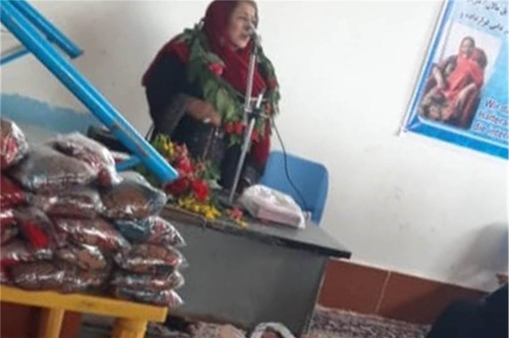 Latifa Saljuki zurück aus Afghanistan: „Schmerzhaft, die Not zu sehen“ Latifa Saljuki am Mikrofon