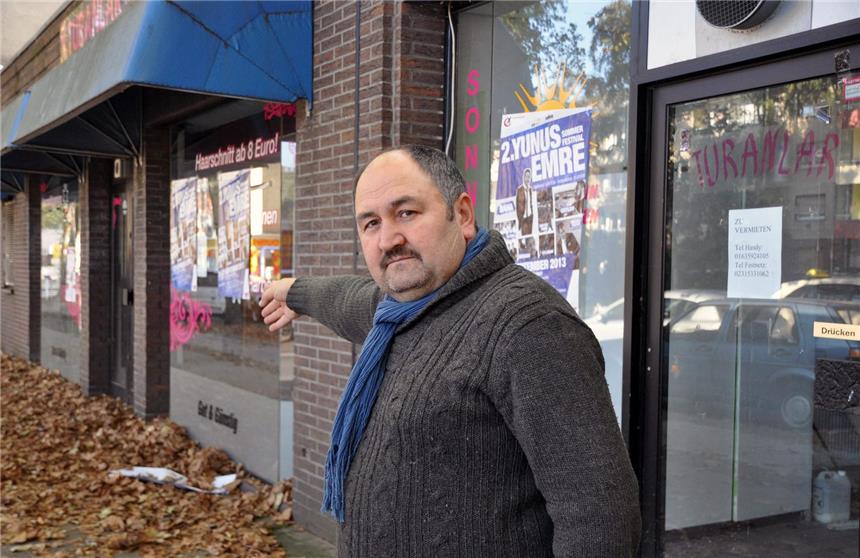 Leerstände prägen einen Teil der Münsterstraße Lebensmittelhändler Arif Kalabalik macht sich Sorgen. Die Ladenlokale neben seinem Geschäft stehen leer.