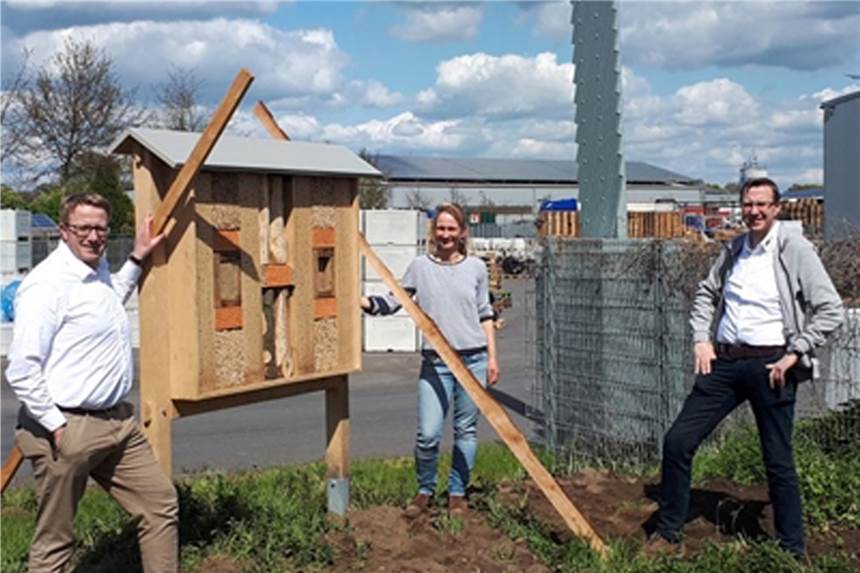 Lebensraum für Insekten wurde im Industriegebiet Gaxel geschaffen: Stefan Tenwinkel, Dr. Julia Gottwald und Markus Tenwinkel vor dem neuen Insektenhotel (v.l.n.r.).