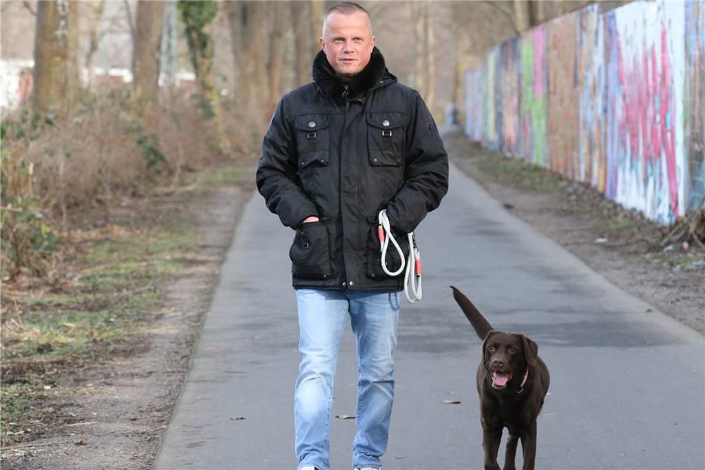 Dilara (14) ist depressiv : Ihr Traum: Ein Assistenzhund wie „Hanni“ Lebensretterin und Lebensbegleiterin: Hündin Hanni und ihr Herrchen Toto.