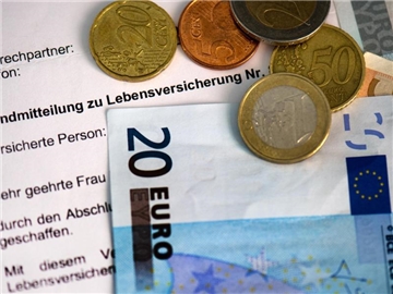 Lebensversicherungen werden für Versicherer zum Minus-Geschäft. Daher übernehmen immer häufiger Abwickler die Alt-Policen. Foto: Arno Burgi/dpa