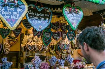 Lebkuchenherzen gibt es auf der Vredener Kirmes im Überfluss und für jeden Geschmack.