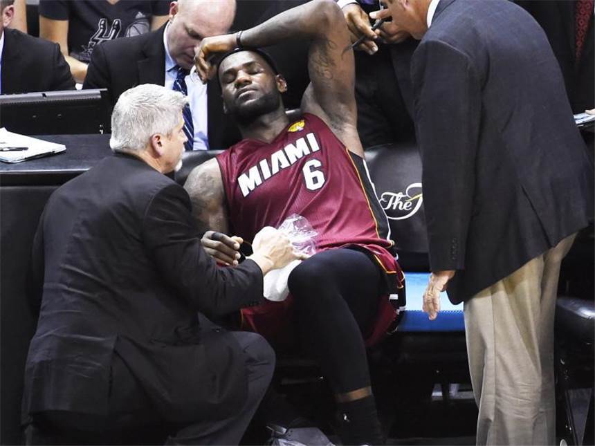 Miami verliert Hitzeschlacht gegen San Antonio LeBron James erlebt in den letzten Minuten die Niederlage der Heat von der Bank aus. Foto: Ashley Landis