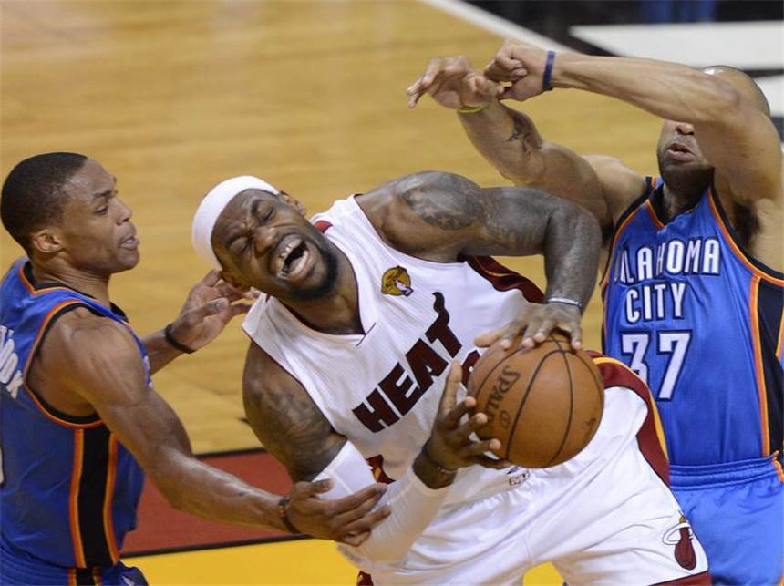 LeBron James am Ziel: NBA-Meister mit Miami LeBron James (M) wird von Oklahomas Russell Westbrook (l) und Derek Fisher attackiert. Foto: Rhona Wise