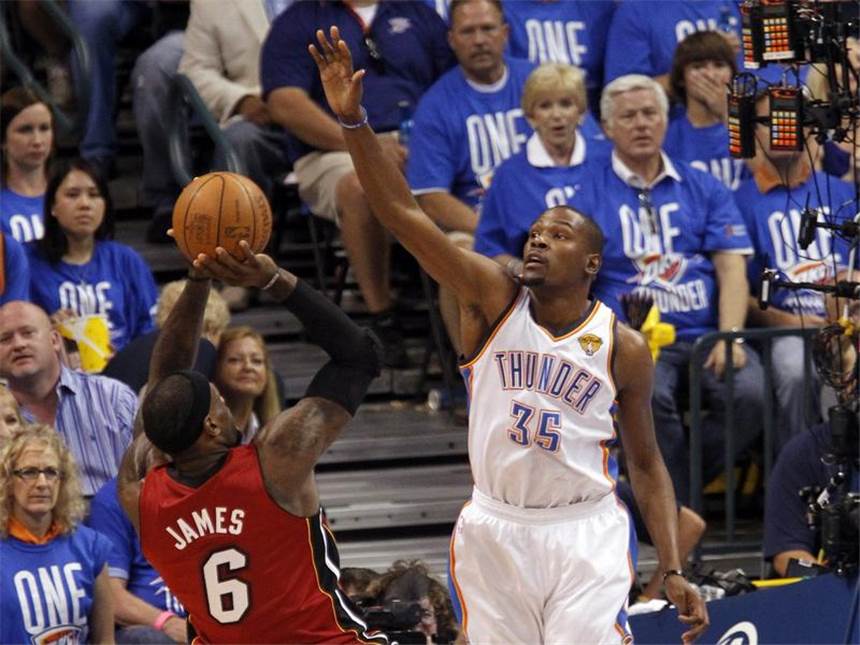 NBA-Finale: Oklahoma führt dank Geduld und Durant LeBron James nimmt den Wurf gegen seinen ärgsten Widersacher Kevin Durant. Foto: Fernando Salazar